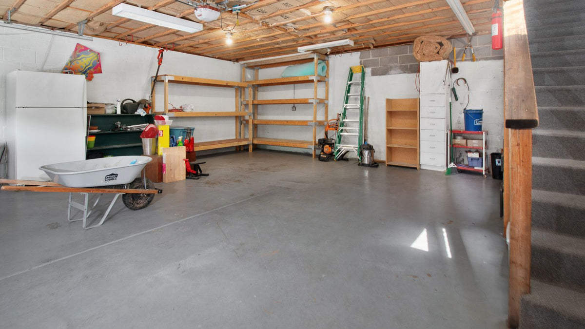 Garage rangé et bien éclairé avec étagères murales