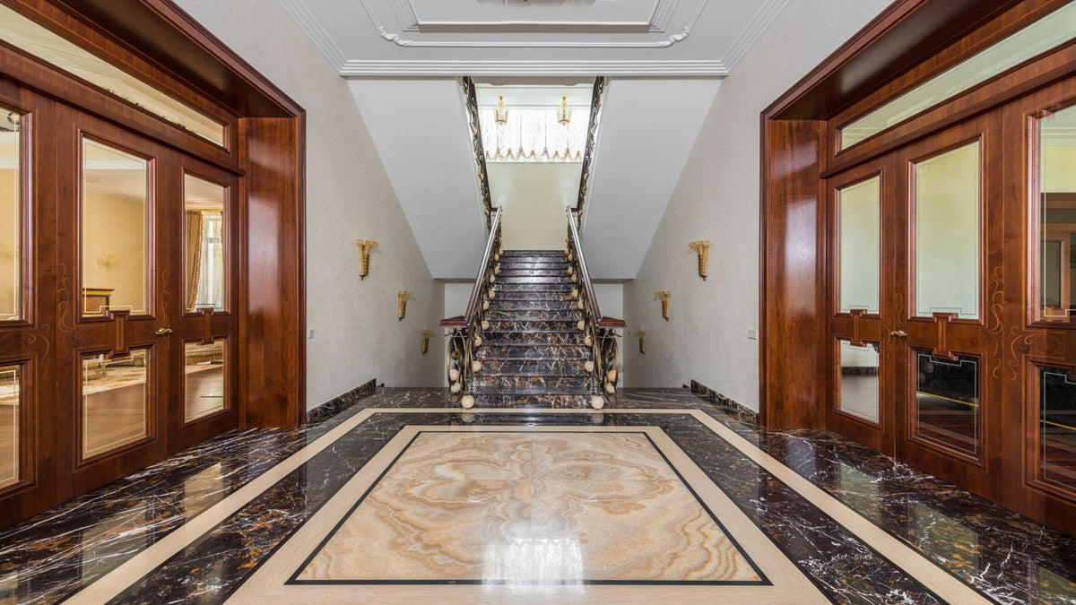 Escalier en marbre dans un intérieur moderne et raffiné