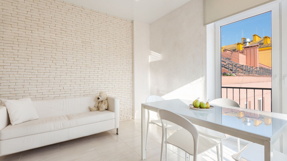 Pièce de vie blanche et lumineuse après une rénovation soignée