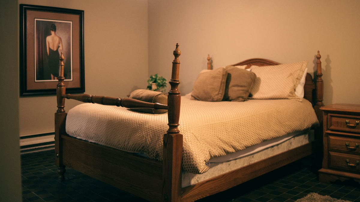 Chambre d'hôtes chaleureuse éclairée par des lampes de chevet