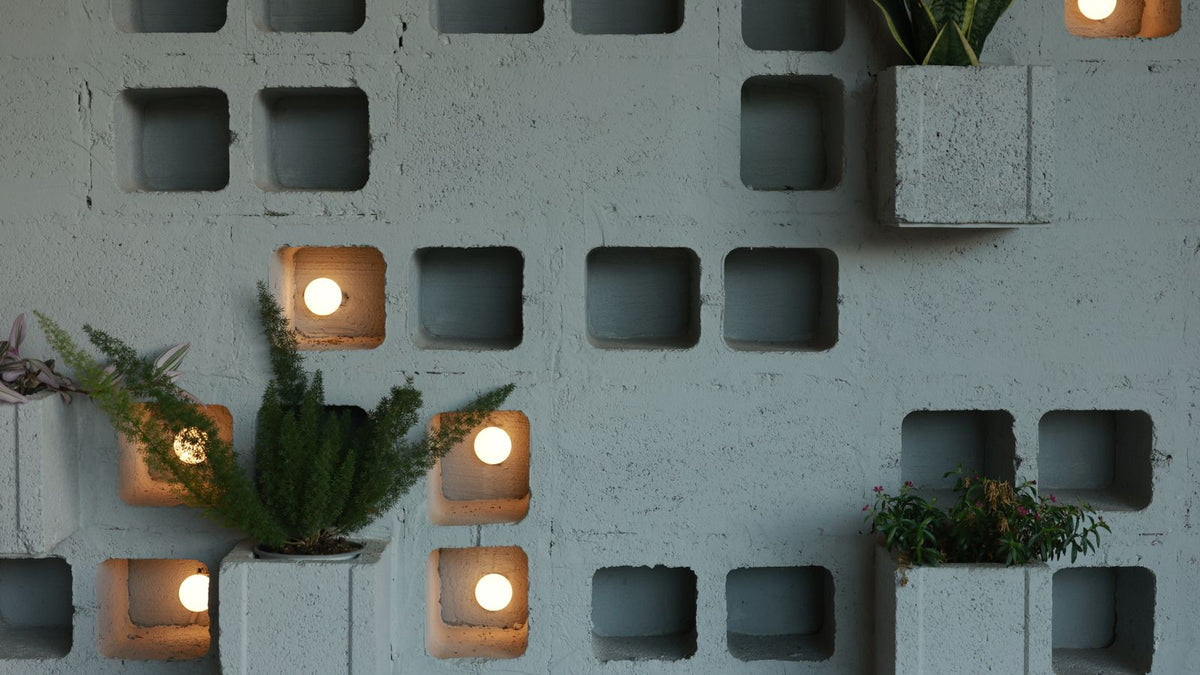 Mur en béton avec lumières intégrées qui soulignent sa matière