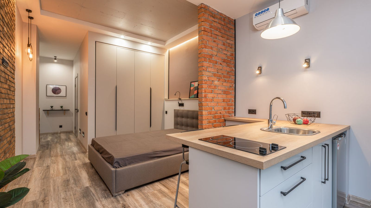 Studio chic et contemporain éclairé avec plusieurs sources de lumière