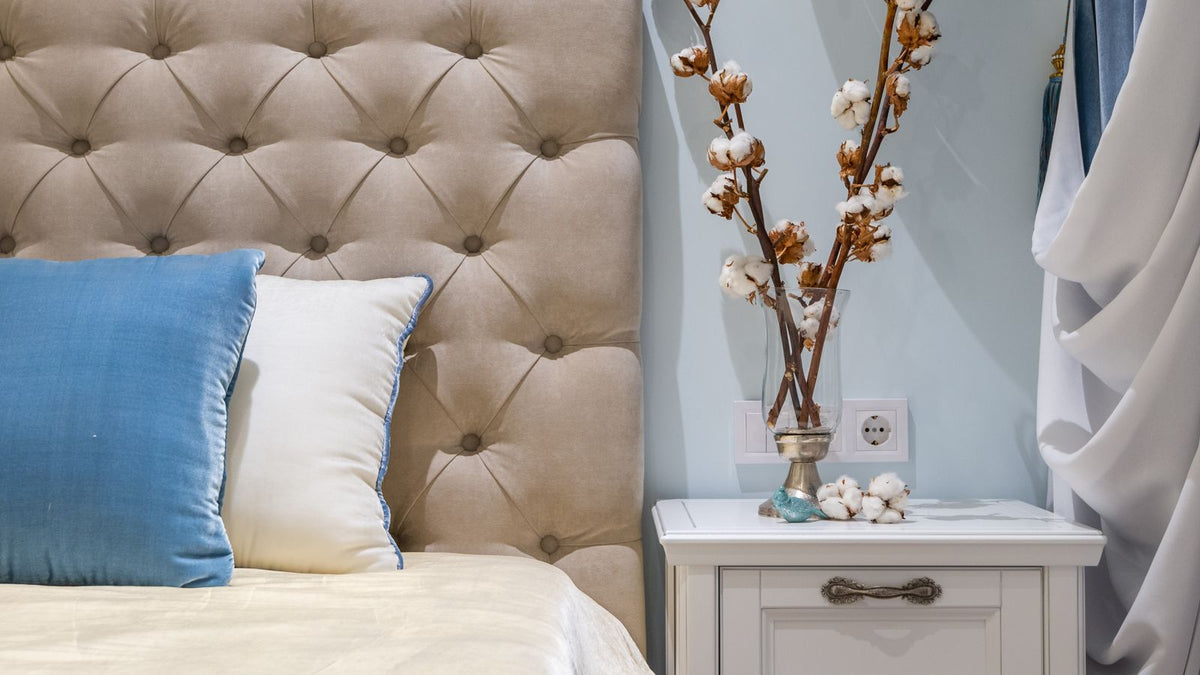 Chambre douillette avec tête de lit mise en valeur par une lumière douce