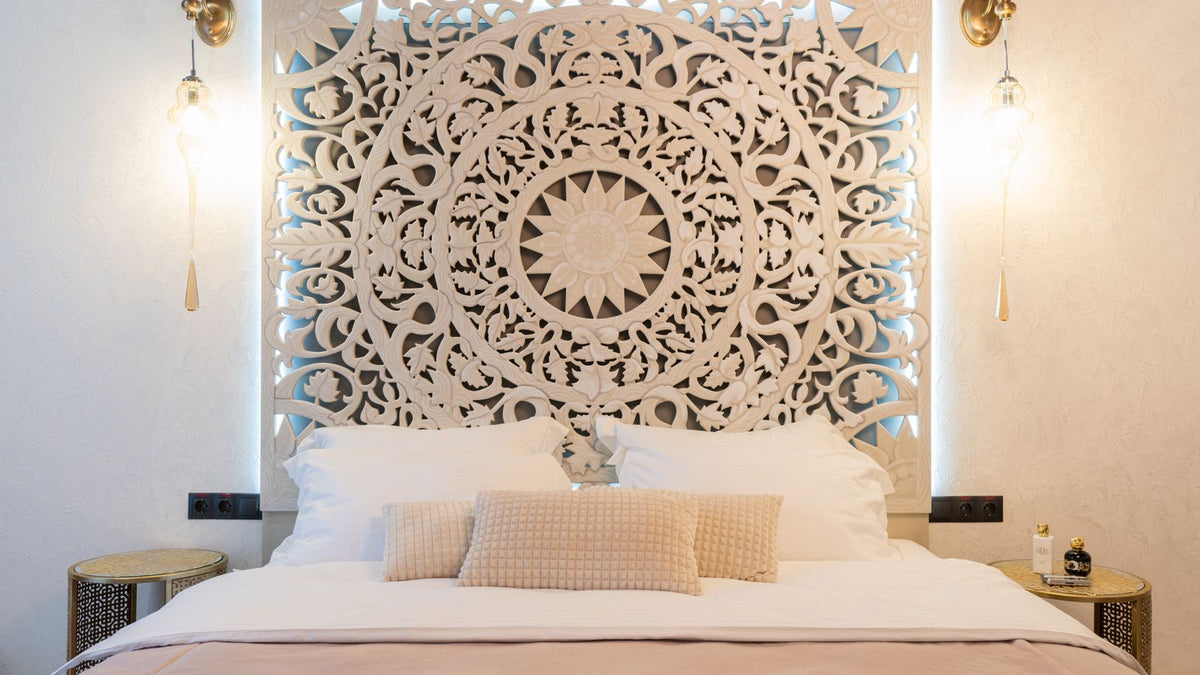 Tête de lit en bois sculpté encadrée de deux appliques murales