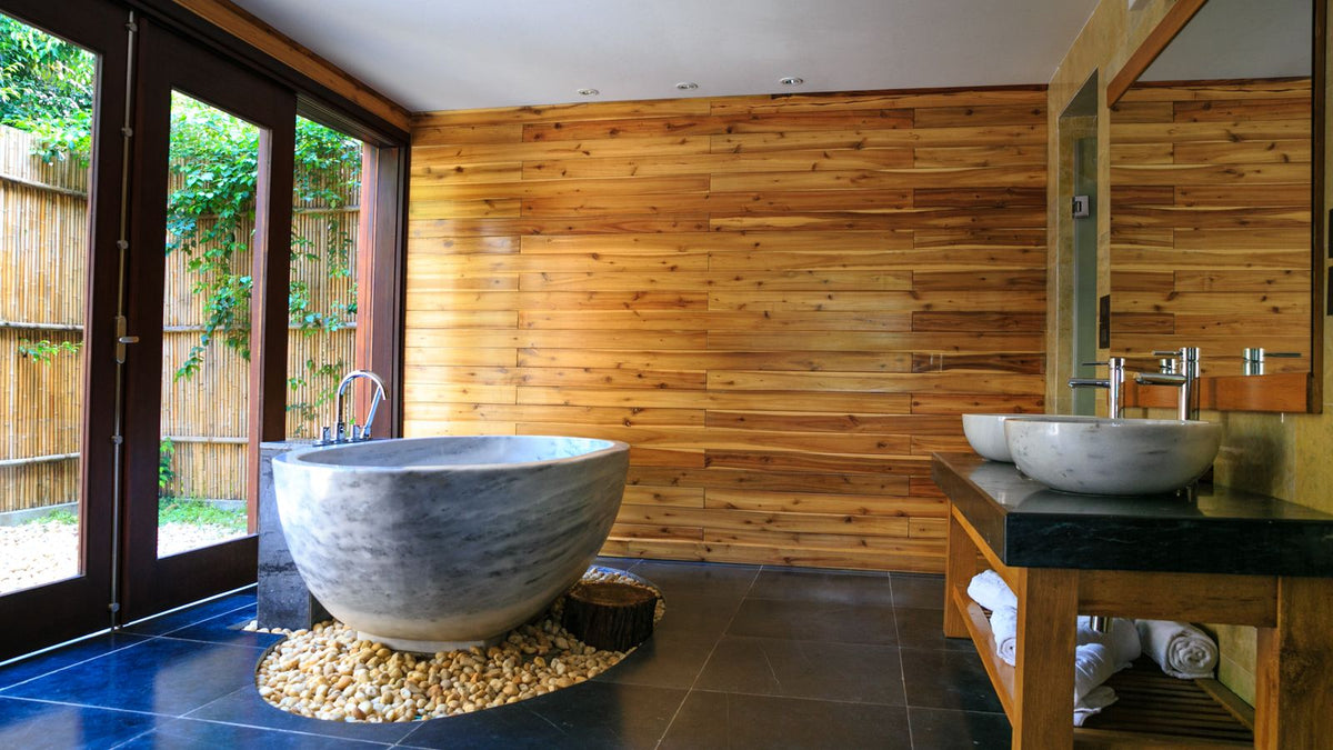 Salle de bain en bois avec baignoire et vasque en pierre