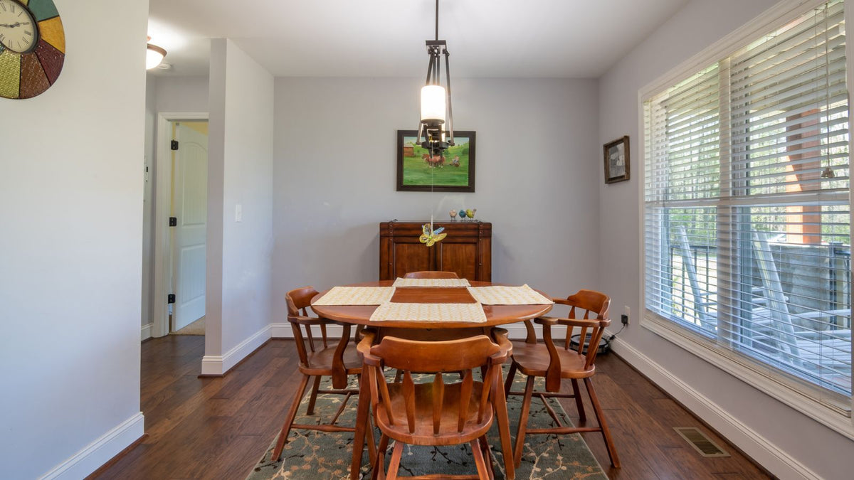 Salle à manger chaleureuse avec suspension centrée au-dessus de la table