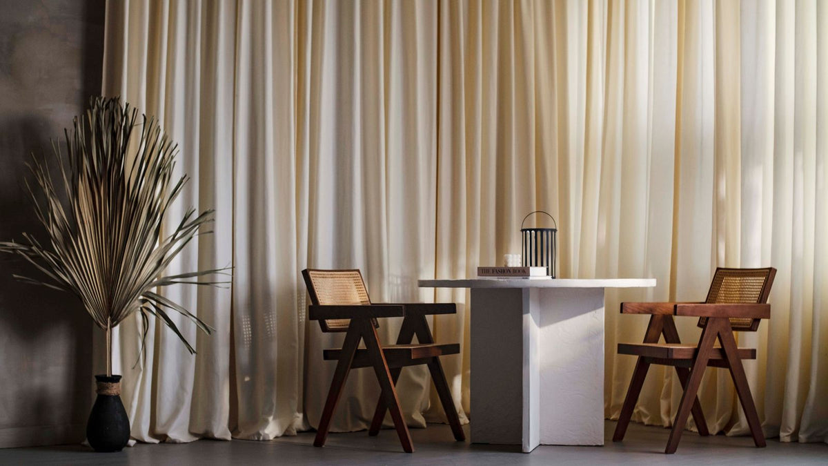 Intérieur wabi-sabi aux tons pierre et lumière douce