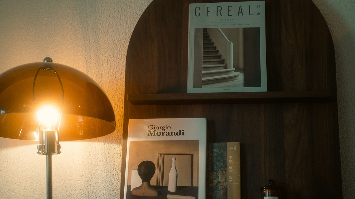 Lampe allumée dans une niche en pierre, lumière chaude sur la matière