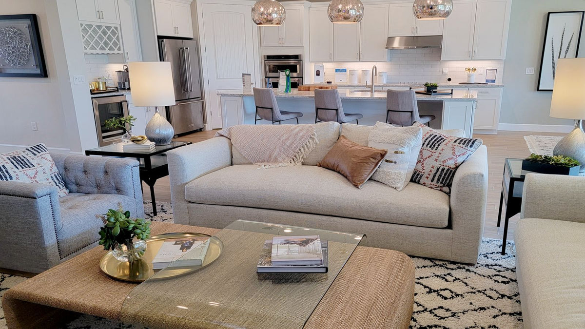 Salon avec lustre bien proportionné au-dessus de la table basse
