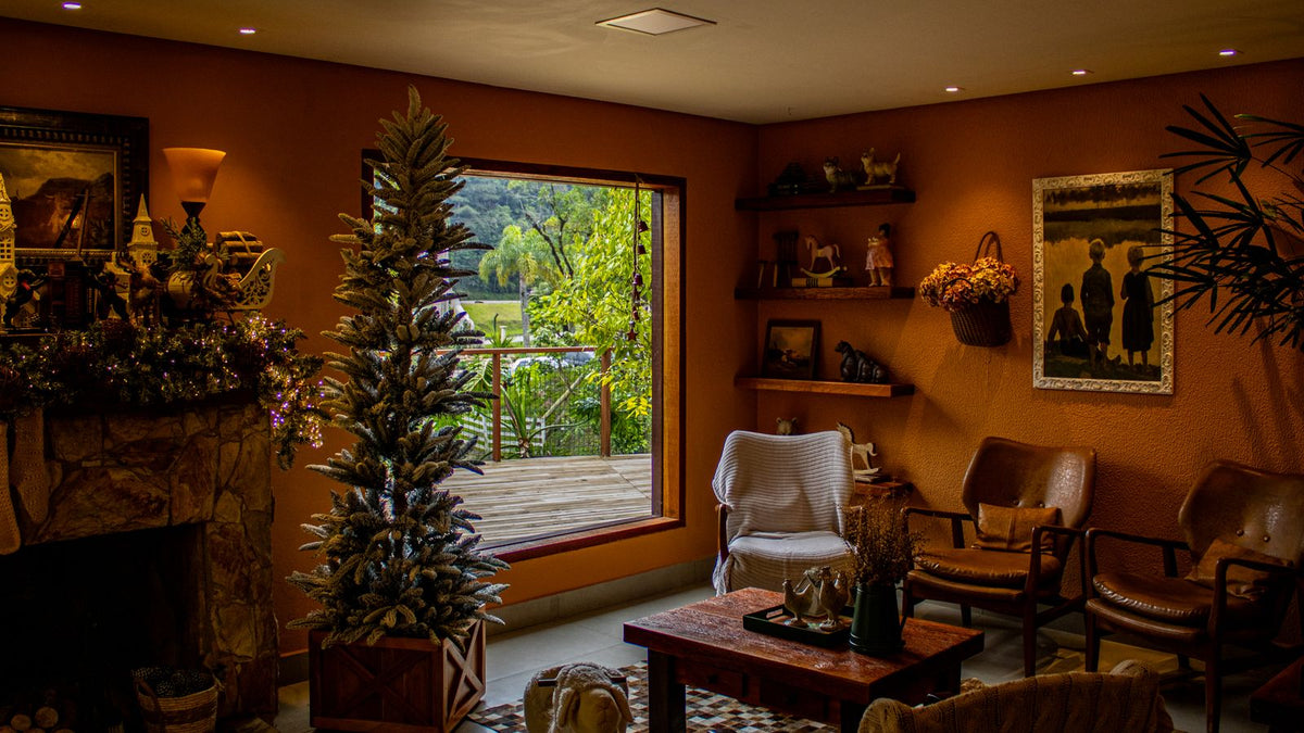 Salon chaleureux décoré pour le réveillon avec sapin et lampes