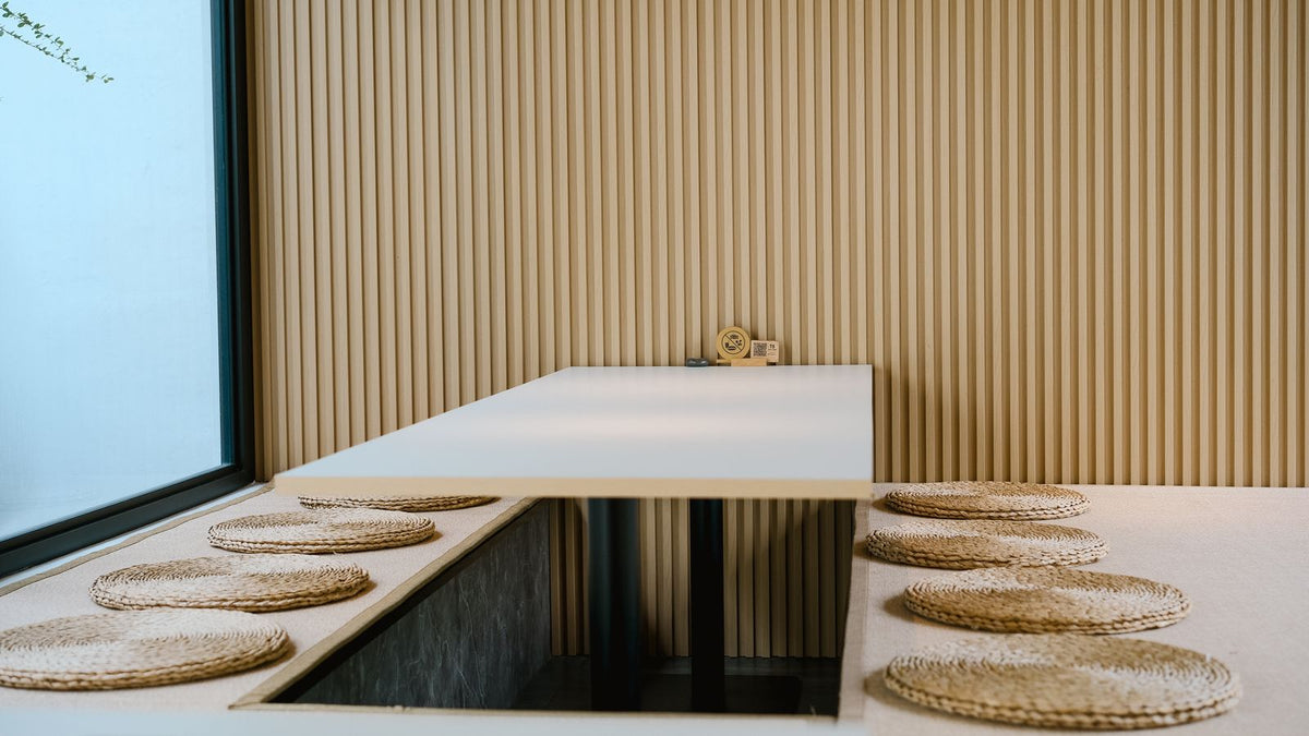 Coin repas minimaliste d'inspiration japonaise, esprit wabi-sabi