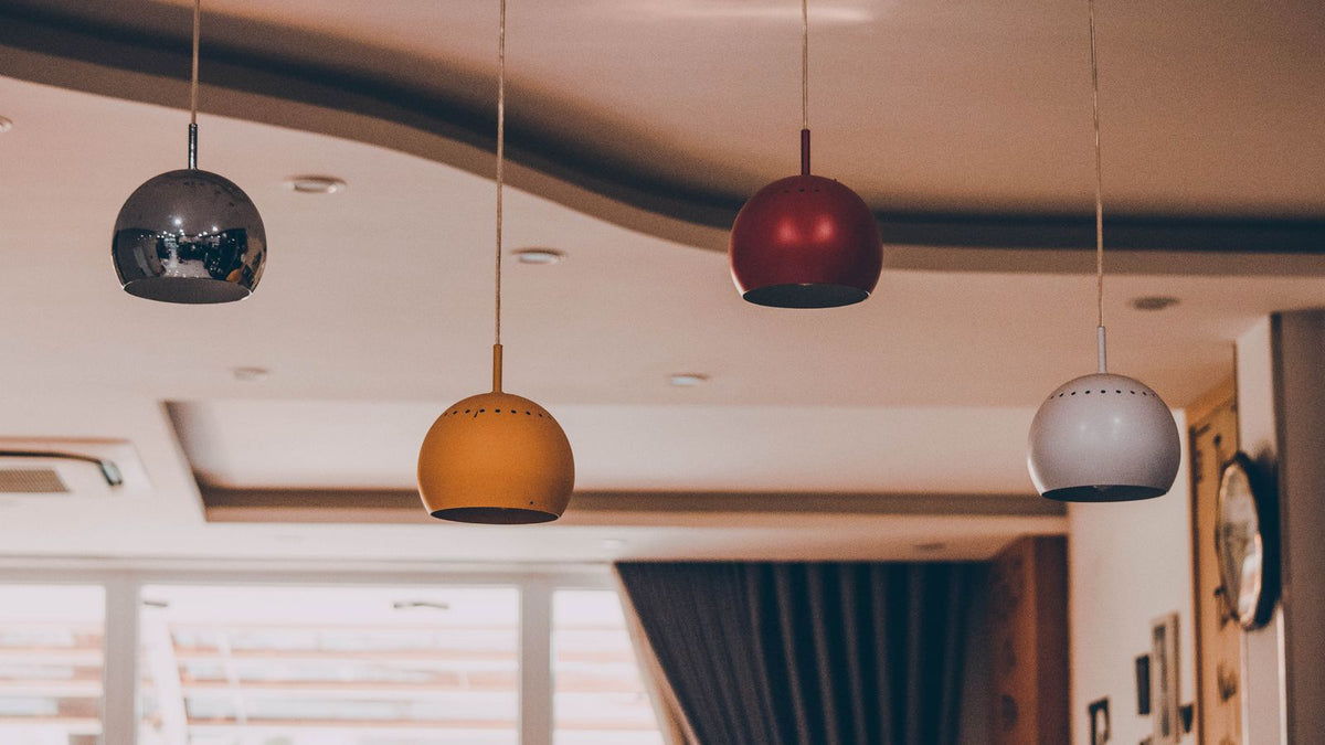 Suspensions colorées au-dessus d'un comptoir dans une pièce lumineuse