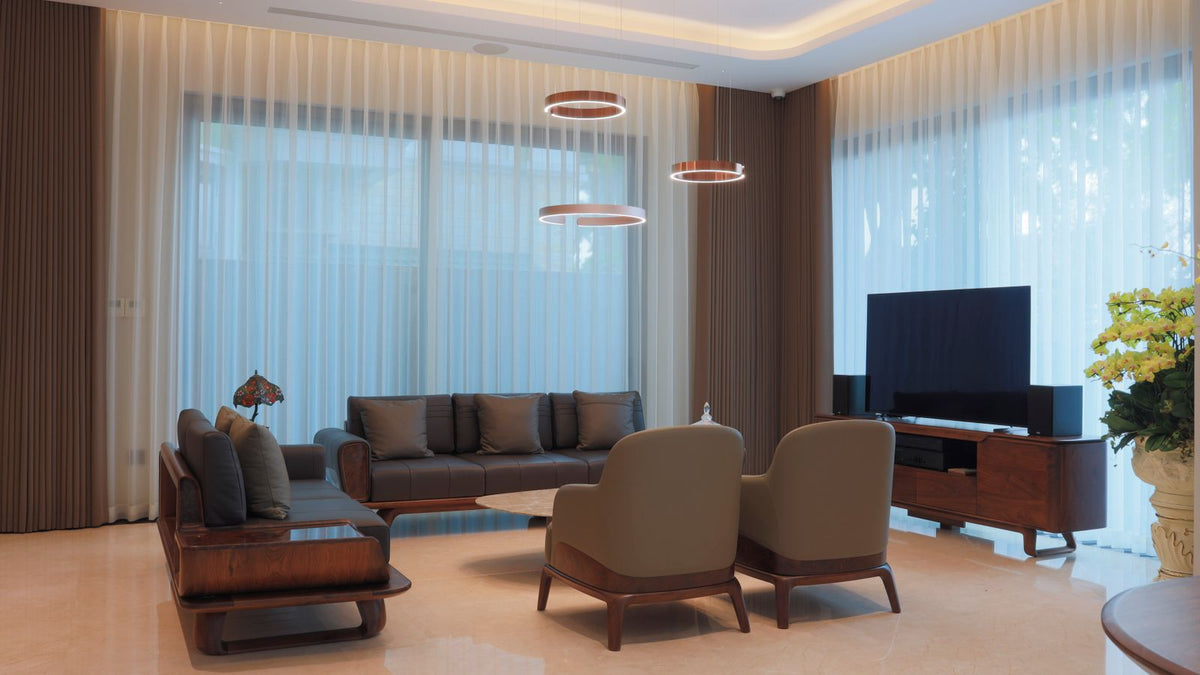 Salon lumineux avec suspensions au-dessus du coin salon