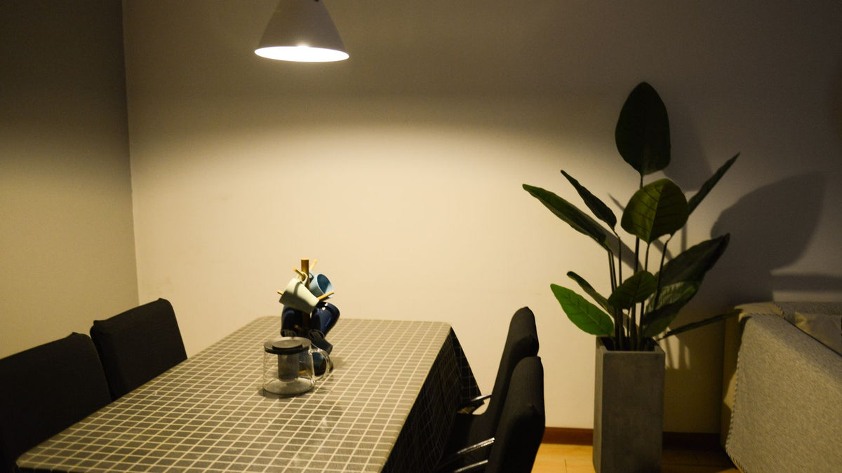 Salle à manger tamisée par une suspension à variateur le soir