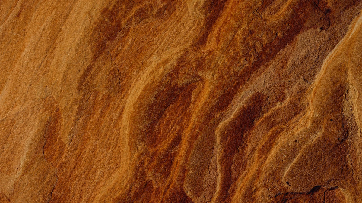 Pierre naturelle aux veines ambrées, chaque bloc a son propre dessin