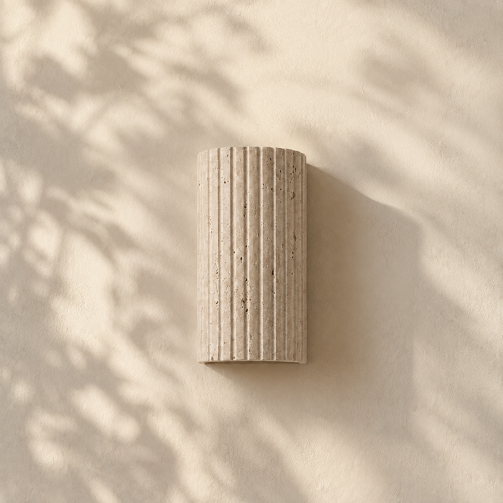 Applique 3D en travertin éteinte en journée, objet sculptural cannelé