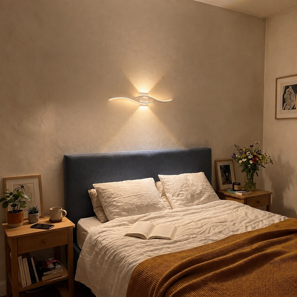 Applique murale salon LED, design moderne et simple - applique vague blanche au dessus du lit #blanc