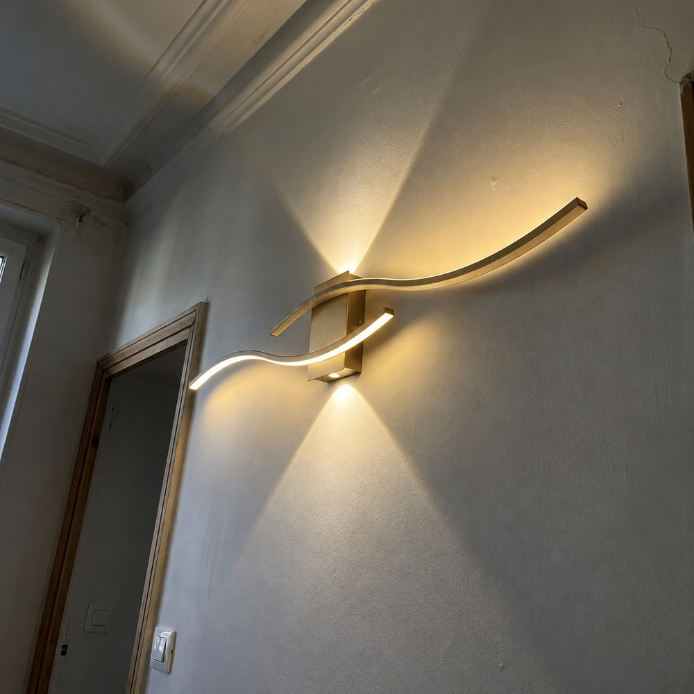 Applique murale salon LED, design moderne et simple - applique vague doree vue du dessous #or