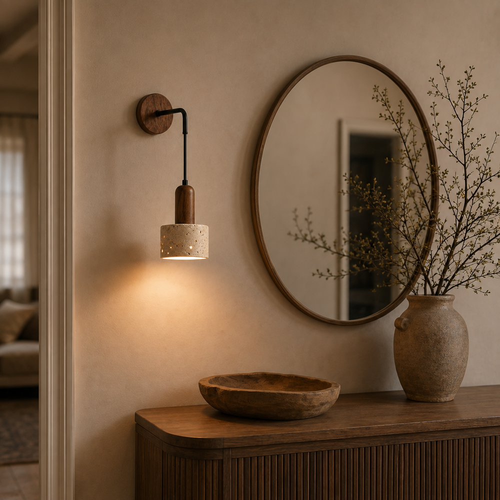 Applique en travertin au-dessus d'une console d'entrée avec miroir #travertin-beige