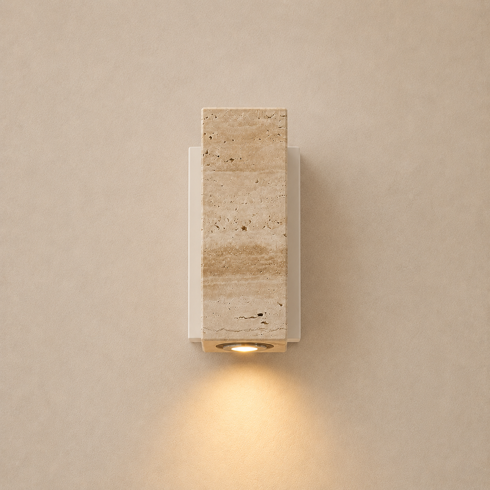Applique bloc carré en travertin jaune sur socle blanc, cône descendant #carre-socle-blanc