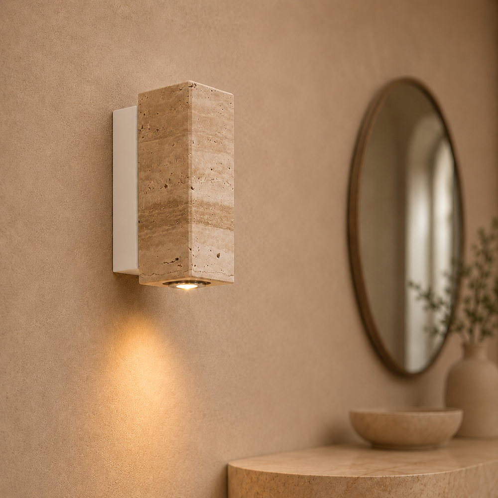 Applique carrée en travertin, socle blanc, au-dessus d'une console d'entrée avec miroir #carre-socle-blanc