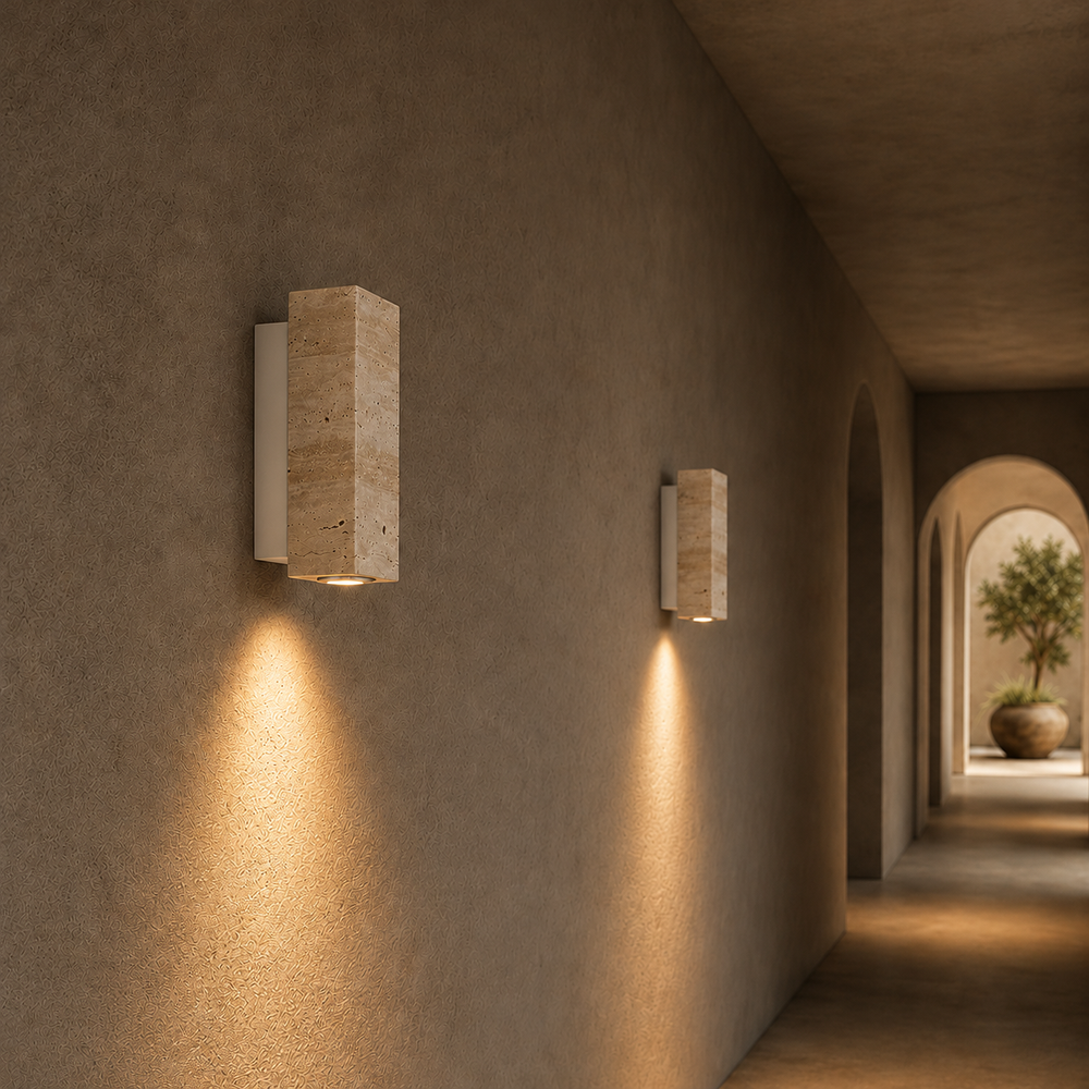 Deux appliques carrées socle blanc dans un couloir à arches #carre-socle-blanc