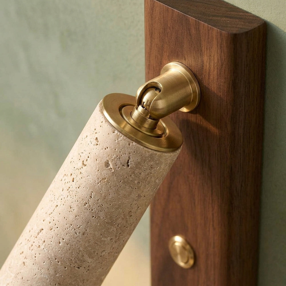 Applique murale liseuse travertin et bois, tête orientable - lio n gros plan matiere #noyer