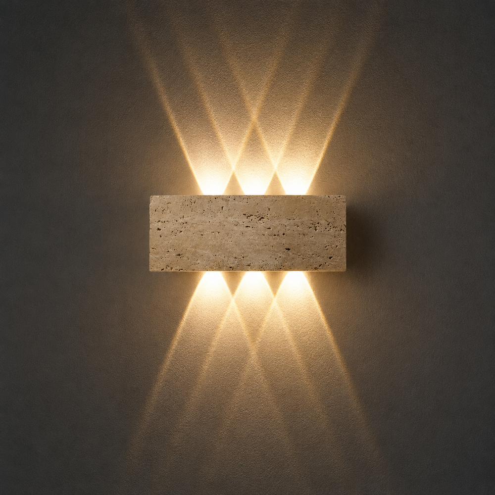 Applique IP65 sur une façade extérieure la nuit, six faisceaux