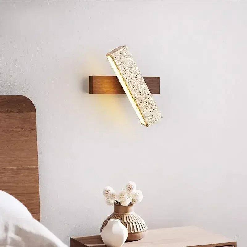 Applique murale en pierre naturelle diffusant une lumière douce sur un mur