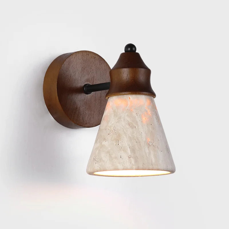Applique LED en travertin jaune, lumière chaude sur texture minérale