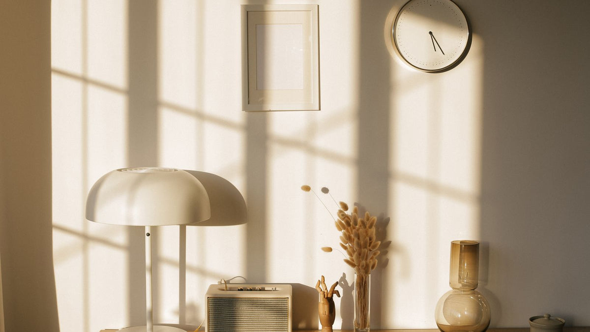 Lampe blanche sur une console baignée de lumière chaude du soir