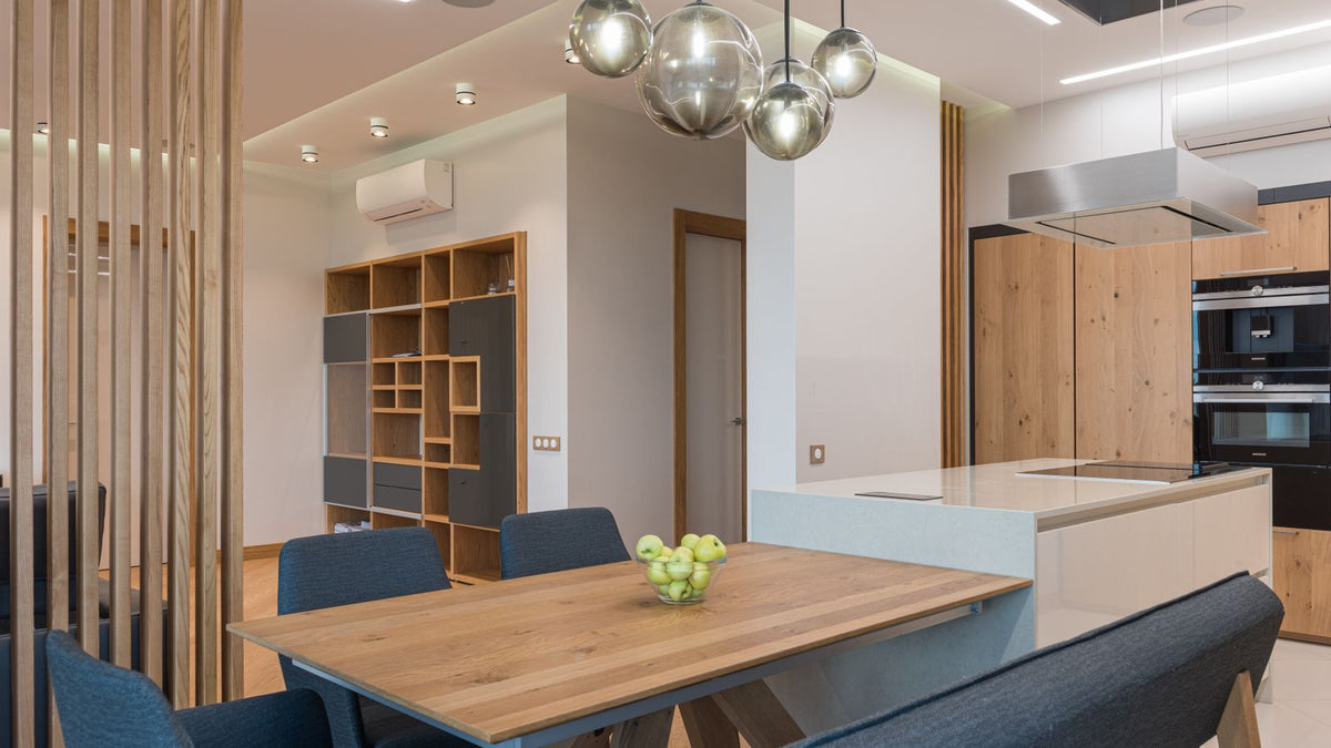 Salle à manger lumineuse avec suspensions à ampoules globe