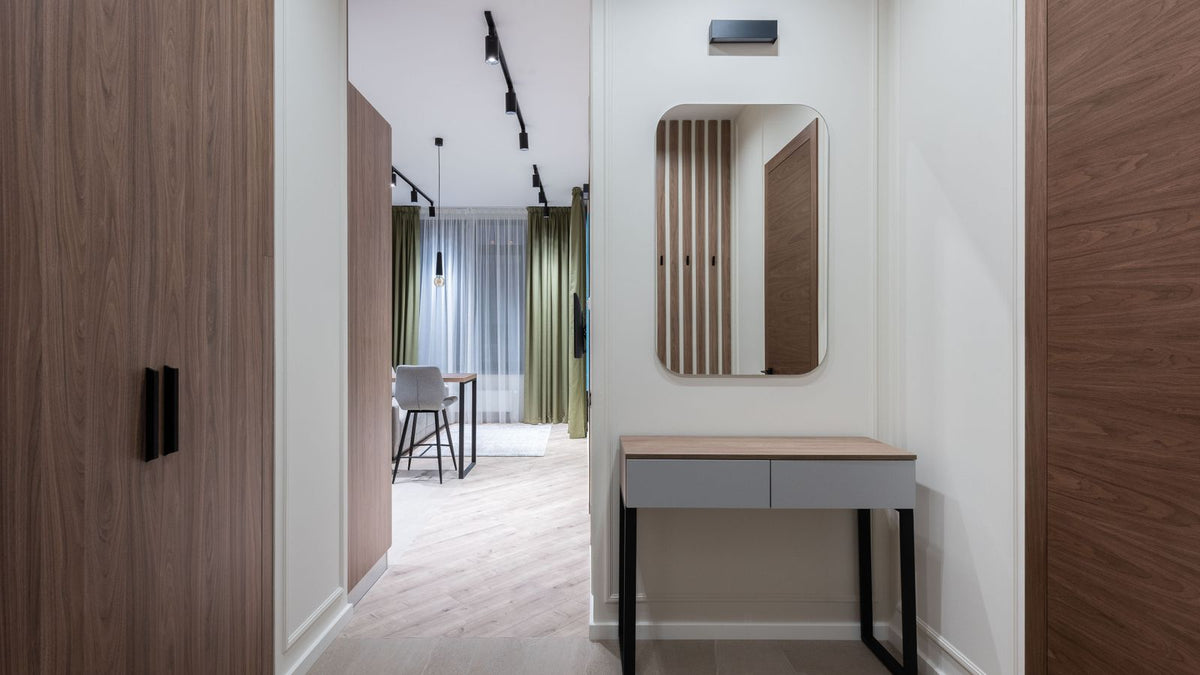 Couloir aux accents de bois avec miroir mural et lumière douce