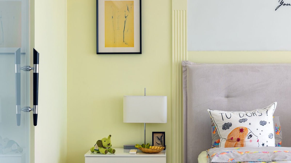 Chambre d'enfant aux tons pastel baignée d'une lumière douce