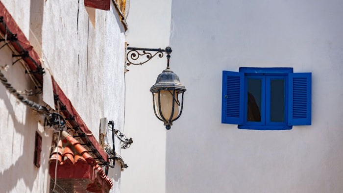 Applique extérieure design ou ancienne : le bon style pour chaque façade
