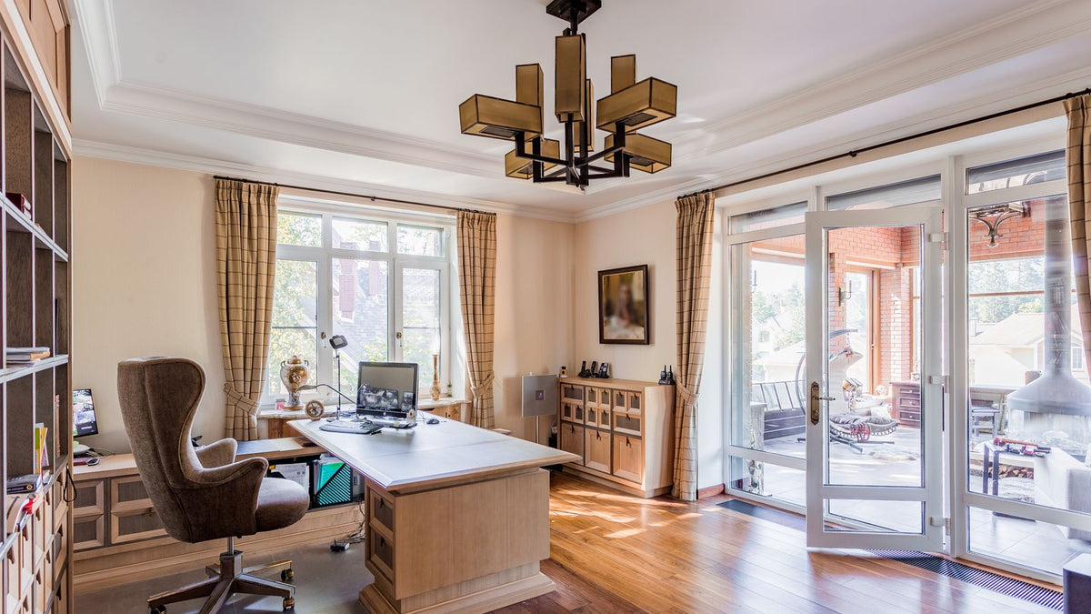 Bureau à la maison lumineux avec suspension et grandes fenêtres