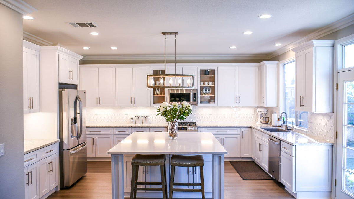 Cuisine spacieuse et lumineuse aux meubles clairs et bien éclairée