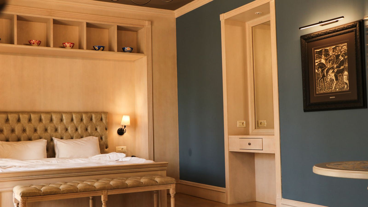 Chambre élégante avec tableau au mur mis en valeur par la lumière