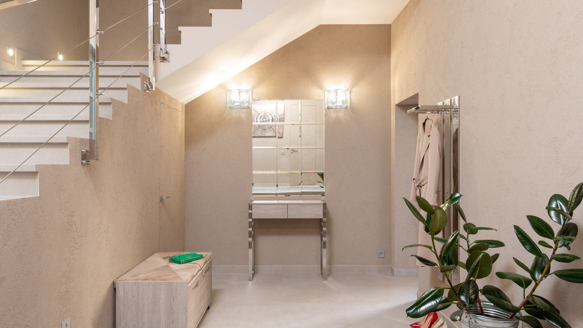 Hall d'entrée beige contemporain avec escalier moderne et plantes