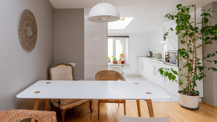 Comment installer une suspension ou un lustre au plafond : le pas à pas