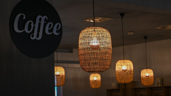 Rotin, osier, bambou, jonc de mer : le comparatif des fibres pour un luminaire