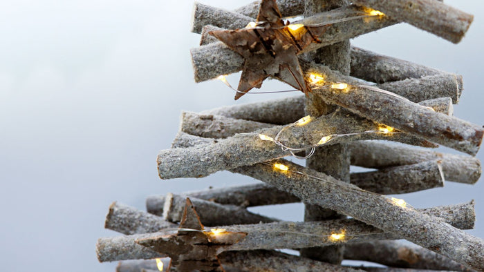 Décoration de Noël naturelle et lumineuse : bois, pierre et lumière chaude