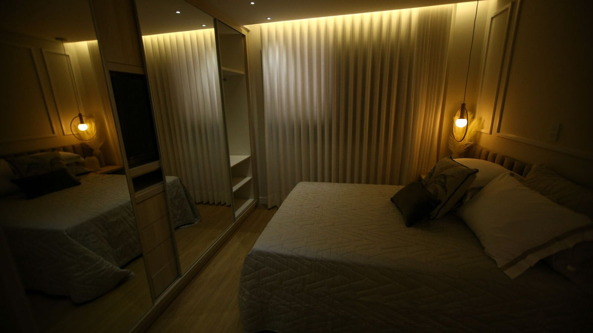Chambre chaleureuse éclairée à petit budget avec des lampes douces