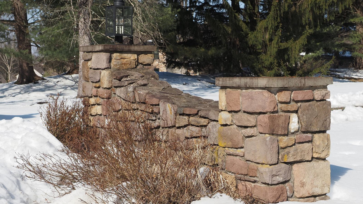 Mur en pierre apparente rustique éclairé par une lanterne