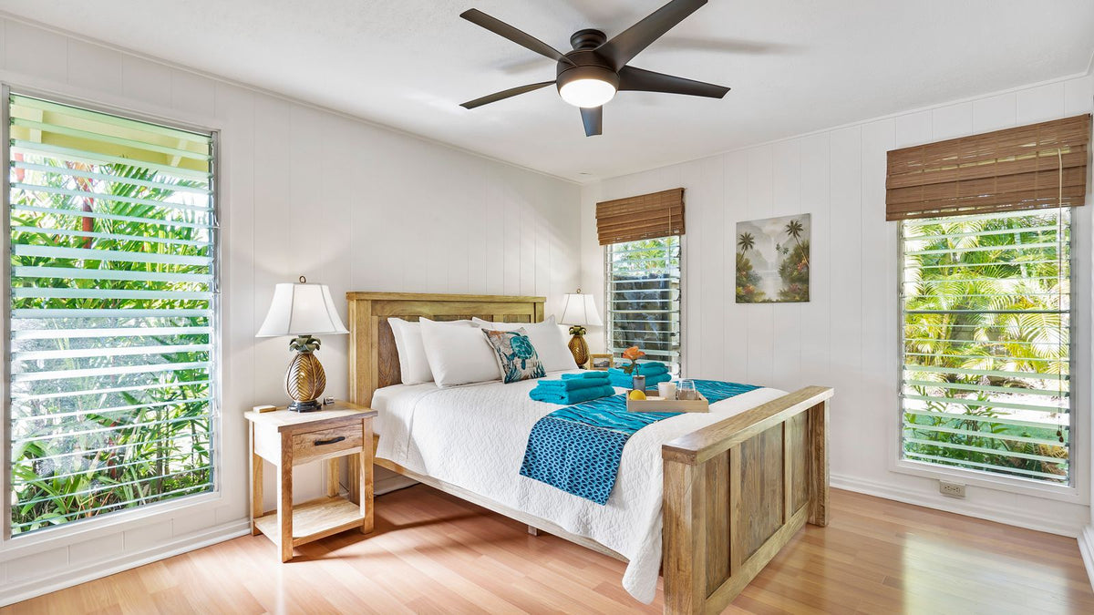 Chambre de location saisonnière lumineuse avec ventilateur de plafond