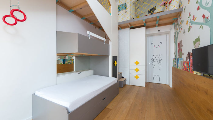 Éclairer une mezzanine : plafond bas, escalier et double hauteur