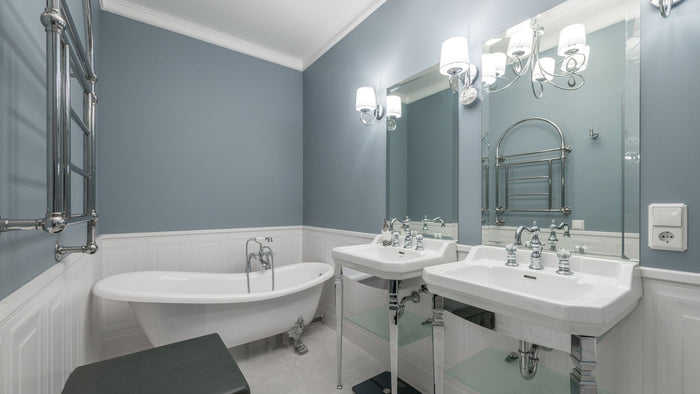 Éclairer une salle de bain sans fenêtre : lumière, miroir et IRC