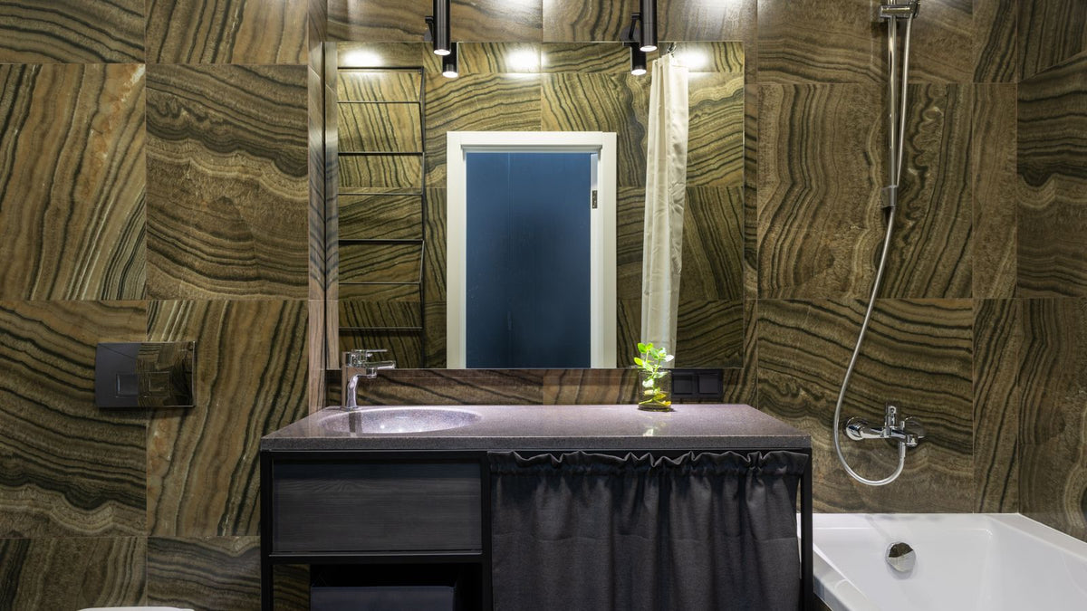 Salle de bain aux carreaux de marbre avec lavabo raffiné