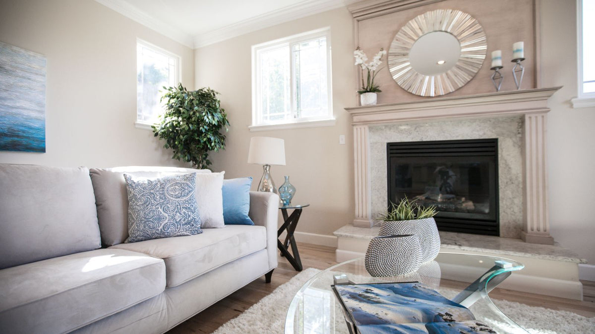 Salon lumineux mis en scène avec cheminée pour le home staging