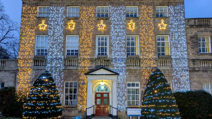 Illuminer sa façade pour Noël : guirlandes, appliques et sécurité